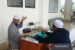 Ratusan warga Bengkulu bayar zakat fitrah di Mesjid Agung At-Taqwa