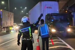 Polres Karawang lakukan penyekatan kendaraan sumbu tiga jelang gerbang tol