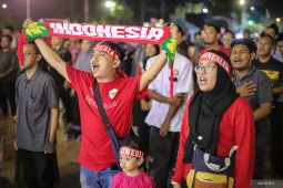 Nobar Timnas Indonesia di Masjid Al Akbar Surabaya