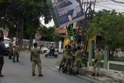 Satpol PP Surabaya tertibkan reklame ilegal bahayakan pengendara
