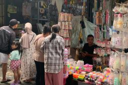 Penjualan mainan di Pasar Asemka semakin ramai