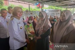 Pemkot salurkan bantuan sembako ke 316 KK terdampak banjir di Kendari