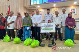 Pemkot bagikan 400 paket sembako ke warga kurang mampu di Kendari