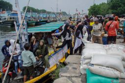 Tradisi Toron Petolekoran warga Pulau Gili Ketapang Probolinggo