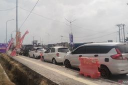 Pemudik penuhi pos pengamanan Tol Keramasan Palembang