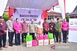 Polda Jambi salurkan  bantuan kepada warga terdampak banjir