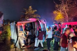 Polisi evakuasi korban meninggal kecelakaan bus di Batanghari