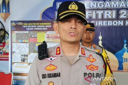 Polisi mengurai kepadatan lalin di Jalur Pantura Cirebon pada H-4 Lebaran