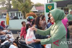 TNI-Polri di Bangka Selatan bagikan takjil gratis ke pengguna jalan