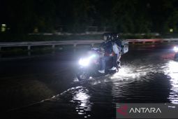 Usai diguyur hujan deras, ruas jalan menuju Pelabuhan Ciwandan banjir