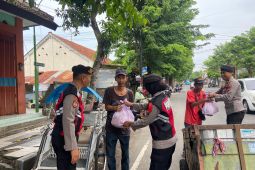 Anggota Polresta Banyuwangi bagikan sembako di sela patroli pengamanan