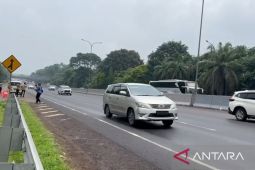 Petugas terapkan "one way" karena tingginya volume lalu lintas di Tol Japek hingga Cipali