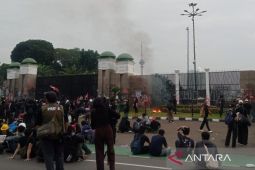 Petugas bubarkan paksa massa di depan gedung DPR