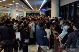 Antrean penumpang di Dermaga 6 Pelabuhan Merak membeludak