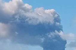 BPBD imbau warga pakai masker, Dukono erupsi lagi