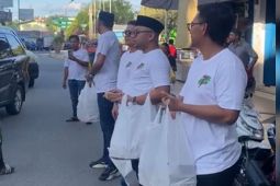 DPRD Ambon bagikan ratusan takjil untuk masyarakat sebagai bentuk kepedulian