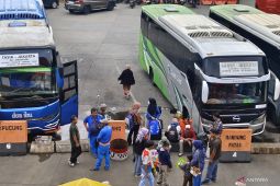 Jumlah pemudik di Terminal Kampung Rambutan meningkat perlahan