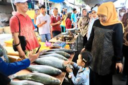 Khofifah kenalkan tradisi Pasar Bandeng Gresik kepada cucu