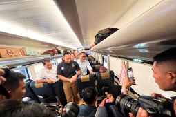 AHY, Wamen BUMN dan Dirut KAI menyapa pemudik di Stasiun Pasar Senen