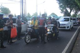 TNI dan Polri di Minahasa Utara  bagikan takjil kepada  masyarakat