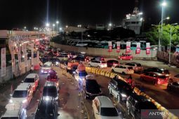 Live musik hibur pemudik di Pelabuhan Merak