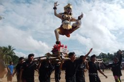 Umat Hindu di Belitung arak ogoh-ogoh jelang Hari Raya Nyepi