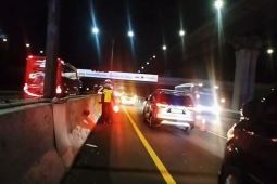 Lawan arus terbatas diterapkan di Jalan Tol Jakarta-Cikampek pada Jumat malam