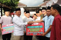 Lestarikan budaya Sekura, Bupati Lampung Barat berikan bantuan untuk 34 pekon