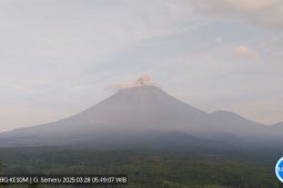 Gunung Semeru erupsi tiga kali muntahkan debu setinggi 400 meter