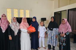Anggota DPR RI  serahkan 100 paket sembako untuk anak yatim di Ambon