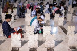 Malam ganjil Ramadhan di kompleks Makam Sunan Ampel