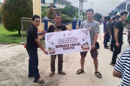 OMK Santo Don Bosco Sungai Ayak bagikan takjil Ramadhan