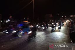 Jalur Pantura Cirebon masih dipadati pemudik pada Sabtu malam