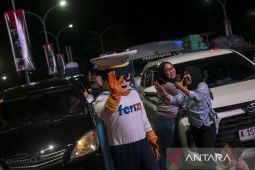 Boneka Kapten Ferizy hibur pemudik di Pelabuhan Merak