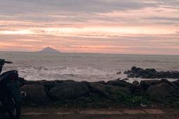 Waspadai gelombang tinggi 2,5 meter di Banten
