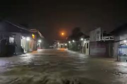 Bupati Bantul memantau lokasi banjir dampak hujan deras di Imogiri