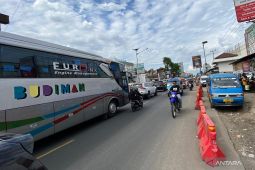 Jalur nasional lintas Limbangan di Garut padat merayap dampak pasar