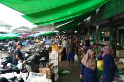Masyarakat tumpah ruah di pasar tradisional Palembang H-1 lebaran