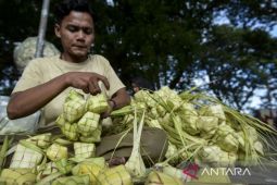 Penjualan kulit ketupat jelang Idul Fitri