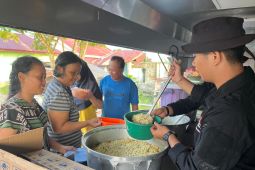 Satbrimob Polda Sulteng dirikan dapur lapangan bantu warga terdampak banjir