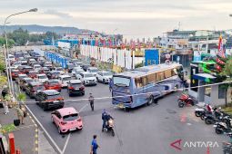 ASDP Ketapang percepat bongkar muat kapal urai penumpukan kendaraan