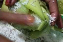 Bungkus ketupat pandan diminati warga Palembang jelang Lebaran