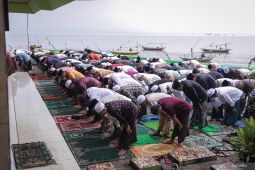 Shalat Id di kampung nelayan Surabaya