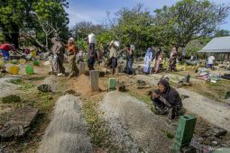 Tradisi ziarah kubur Idul Fitri 1446 H di Tuban