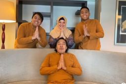 Ucapan Lebaran Komeng Bikin Ngakak: Keluarga Tiba-Tiba Muncul dari Balik Sofa!