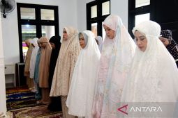 Wagub Gorontalo dan keluarga salat idulfitri di Masjid Asy-Syahidah