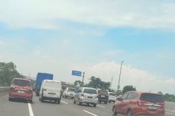 Arus lalu lintas ruas jalan Tol Jakarta-Cikampek cukup padat di hari lebaran
