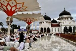 Diguyur hujan deras, Jamaah di Masjid Raya Baiturrahman tetap khusyuk shalat Id