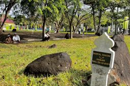 Hari pertama Lebaran, kuburan massal korban tsunami Aceh dipadati peziarah