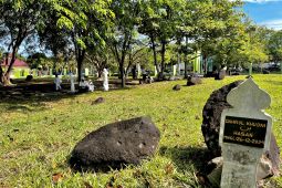 Kuburan massal korban tsunami dipadati peziarah pada hari Lebaran